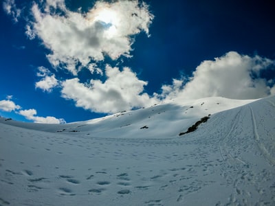 白雪覆盖的山峰在蓝天和白云白天
